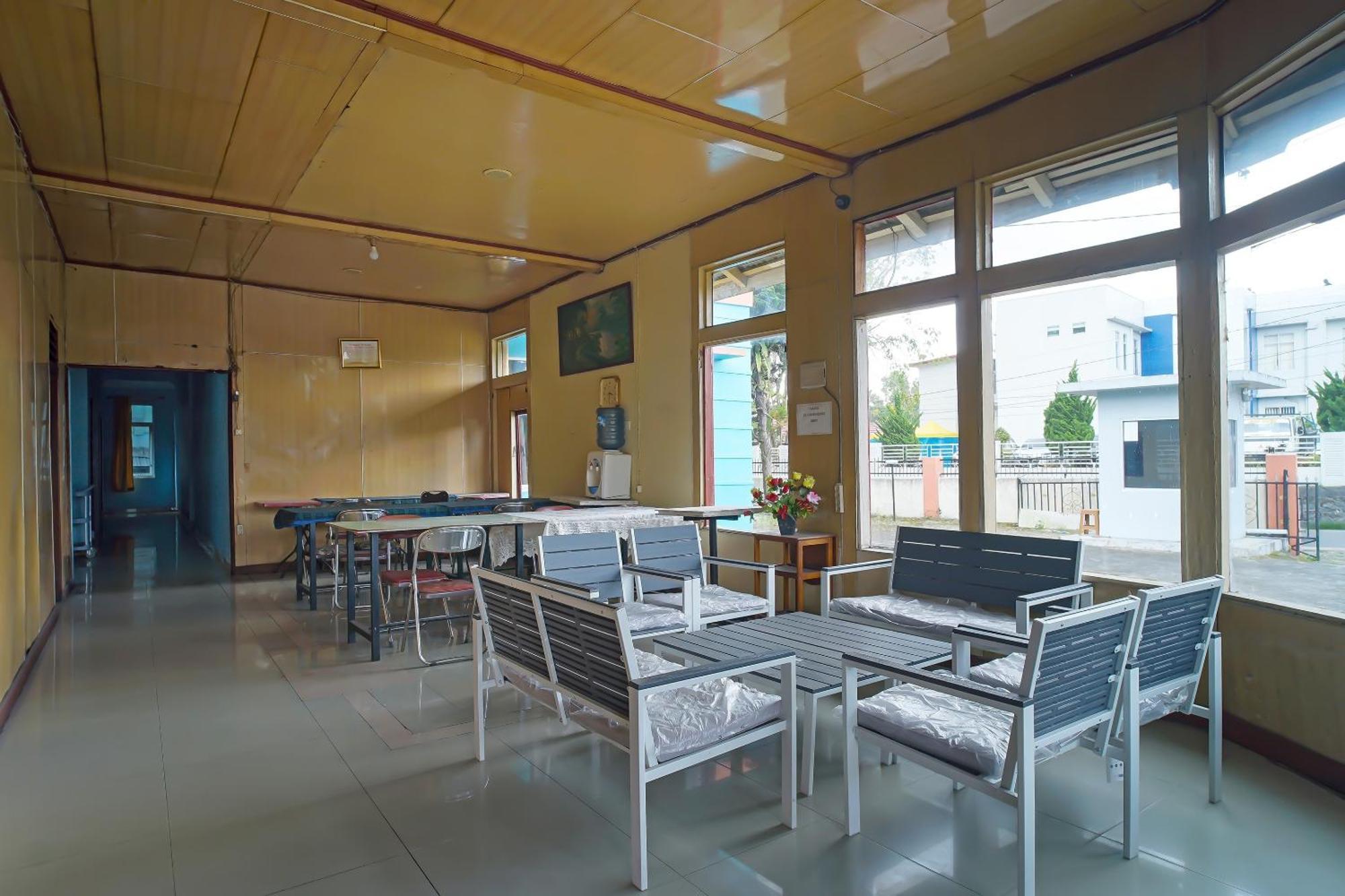 Oyo 92577 Hotel Sidikalang Near Kejaksaan Negeri Dairi Ngoại thất bức ảnh